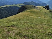 55 In ripida discesa a vista dalla cima del Mincucco (2001 m) al torrione in basso con la croce  (1832 m)